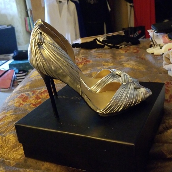 Gorgeous Silver Lamb by Gwyn Stefani - Picture 2 of 4